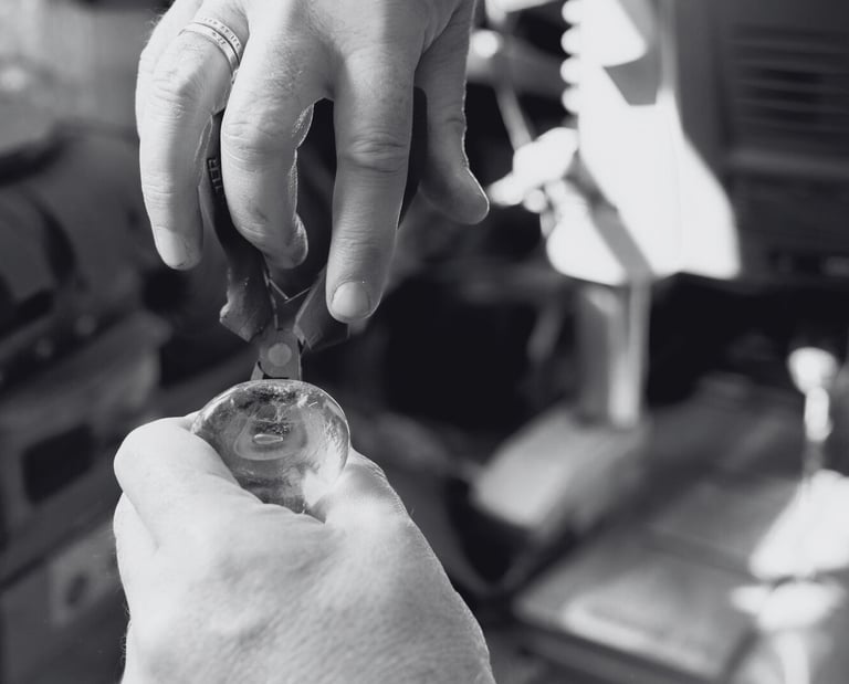 Mains de Yann Franconie, artisan fabricant de luminaires travaillant dans son atelier