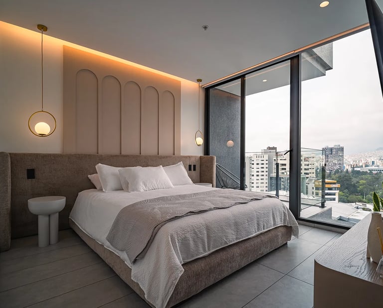 Fotografía profesional de AirBnB de lujo en habitación master con lamparas laterales y balcón en Quito