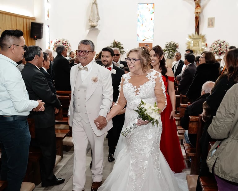 Foto de dos novios recién casados en una iglesia en su salida hecha por un fotógrafo de bodas en Quito Ecuador