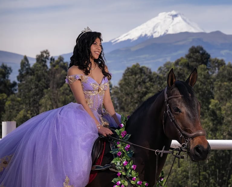 Retrato editorial de quinceañera con vestido morado montando a caballo con el Cotopaxi de fondo en Quito
