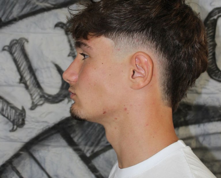 Cliente satisfecho con corte moderno en Barber Shop Valencia