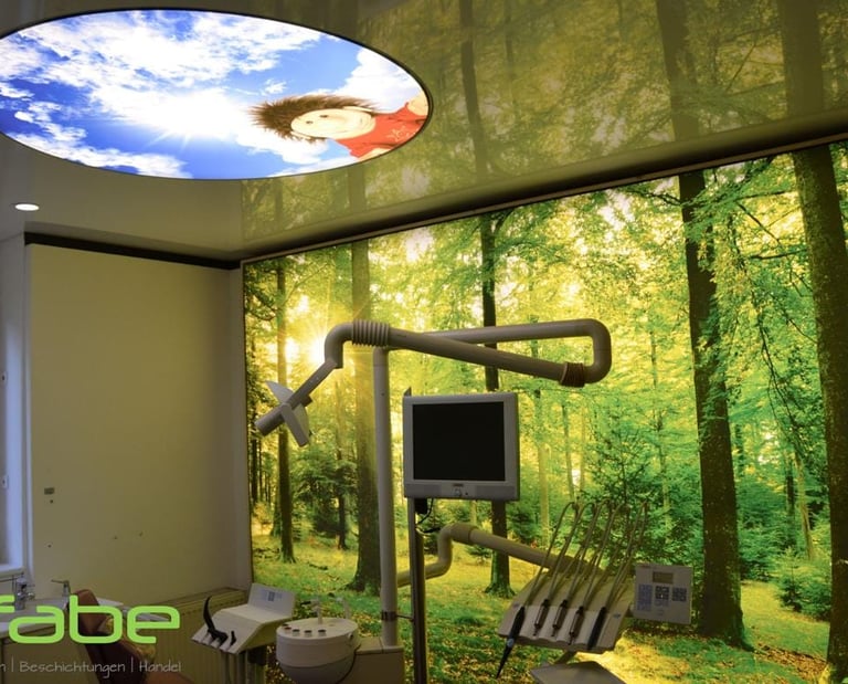 Zahnarztpraxis mit Wandbespannung und Lichtmodule