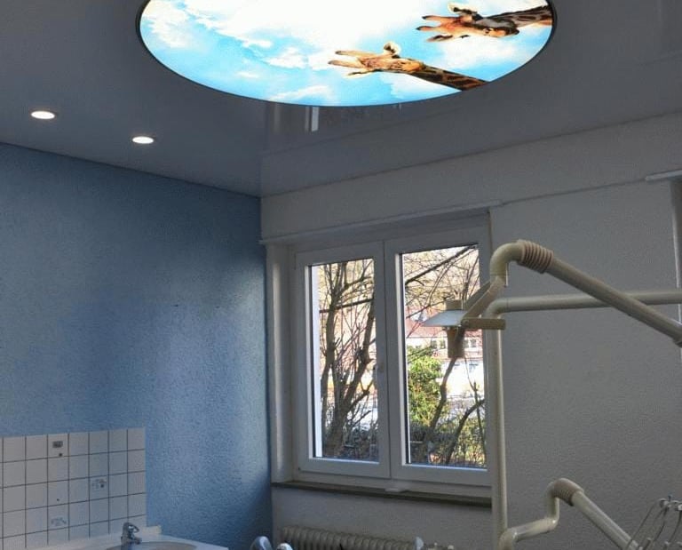 Spanndecke mit Lichtmodule - Arztpraxis 
