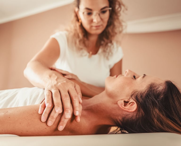 Emilia Tura wykonuje masaż w Jaworznie, metodą Lomi Lomi Bodywork