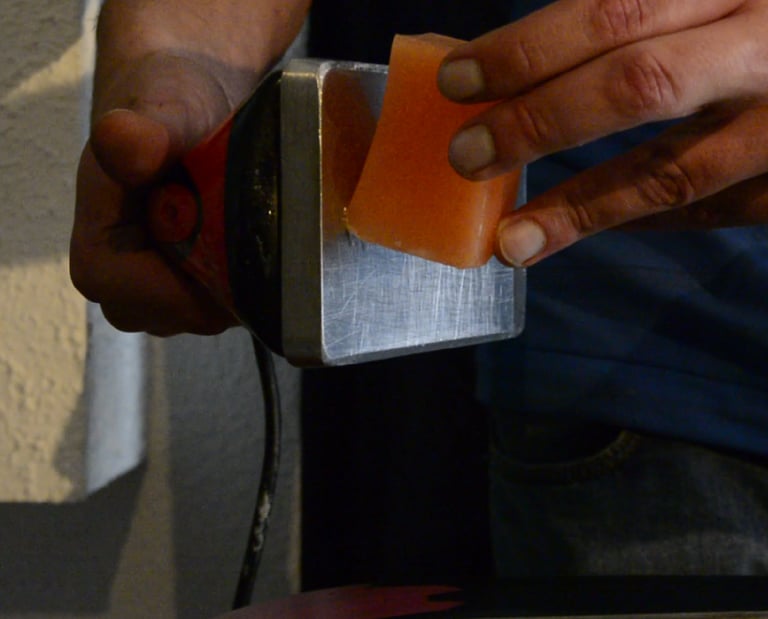 un homme qui fait fonde du farte sur un fer 