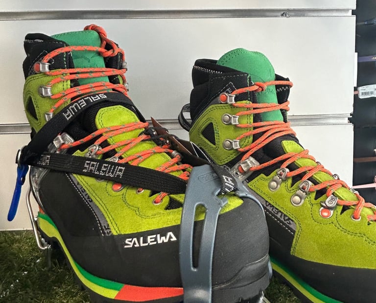 des chaussures d'alpinisme avec des crampons d'alpinisme