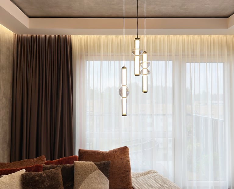 tamsios užuolaidos derančios su interjeru