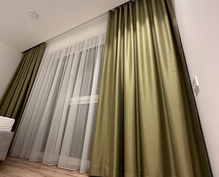 žalios spalvos akcentinės užuolaidos miegamajame