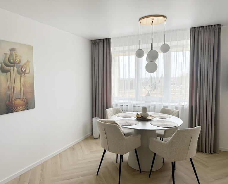 naktinės veliūro užuolaidos ir skaidrus tinklelis