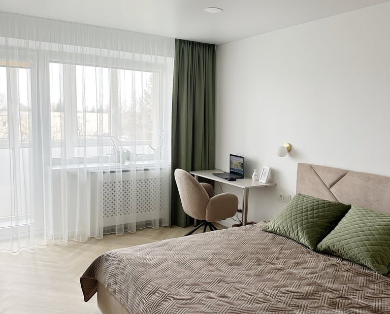 sąmanų žalia miegamajame