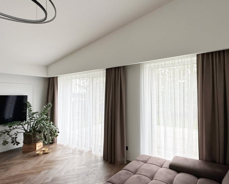 šokoladinės spalvos užuolaidos