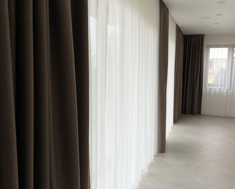 pilnai tamsinančios naktinės ir lengvos dieninės