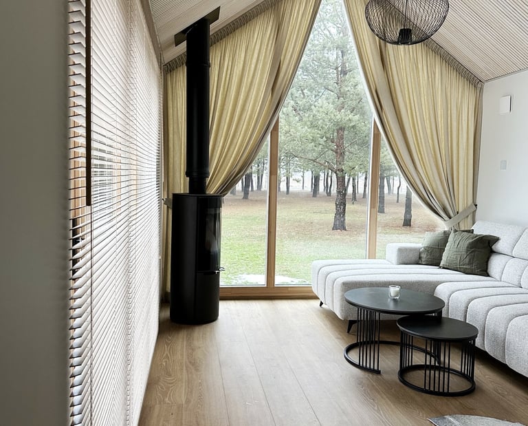 medinės žaliuzės ir šlaitinio lango užuolaidos