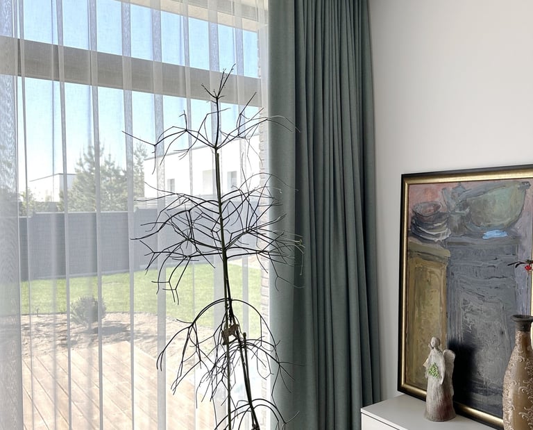 elektrinės spalvos naktinės užuolaidos