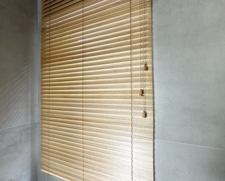 medinės 50mm žaliuzės