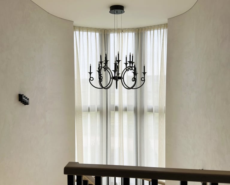 Tarpinio dengimo užuolaida laiptinei