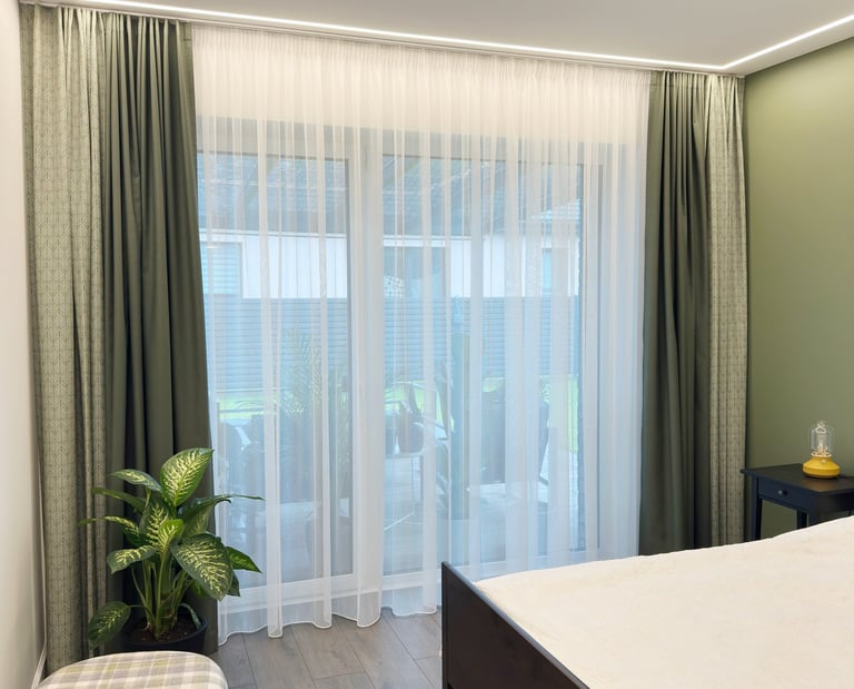 raštuotos naktinės užuolaidos ir lengvos dieninės