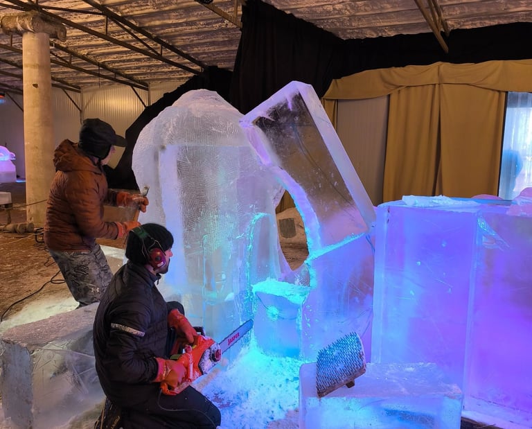 tallando escultura en hielo de kraken baltico con motosierra sancho sculpture