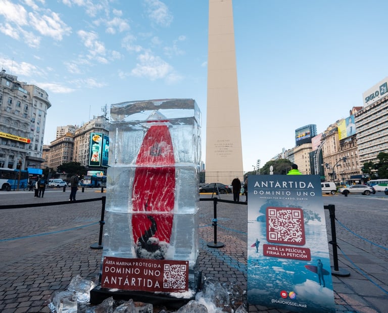 Activacion publica en hielo en el obelisco de Gauchos del Mar Antartida Dominio Uno area aprotegida