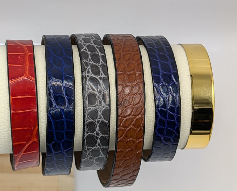 bracelet alligator sur présentoir 