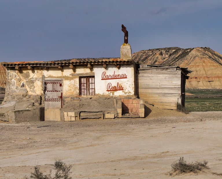 Una pequeña y antigua cabaña de pastores o "choza" de construcción rústica en el desierto de las Bar