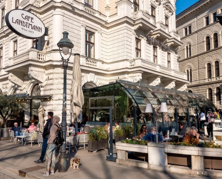Vista exterior del emblemático Café Landtmann en Viena, mostrando su fachada histórica