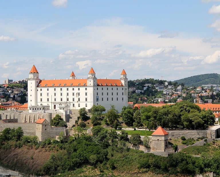 Vista panorámica del Castillo de Bratislava, imponente edificio blanco