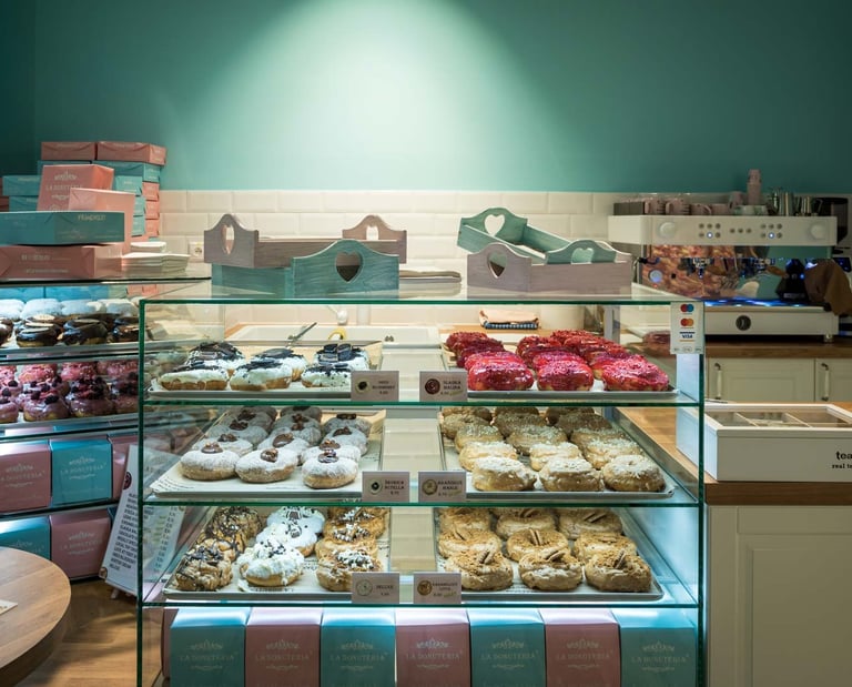 Donutería en Bratislava mostrando vitrina con donuts y pasteles variados, repostería artesanal