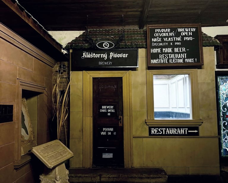 Entrada al Kláštorný Pivovar en Bratislava, una cervecería tradicional