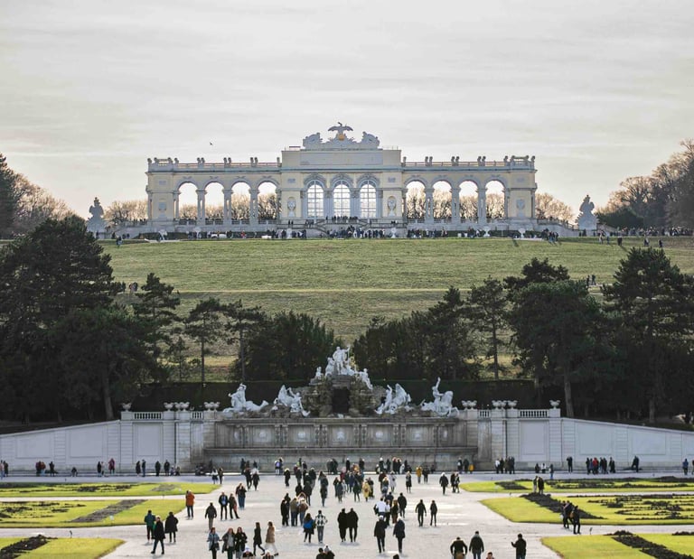 Panorámica de la Gloriette y la Fuente de Neptuno en los jardines gratuitos del Palacio de Schönbrun