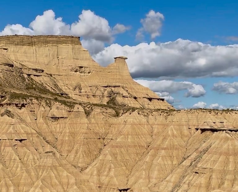 Vista panorámica del cabezo del Hermanito de Piskerra en las Bardenas Reales.