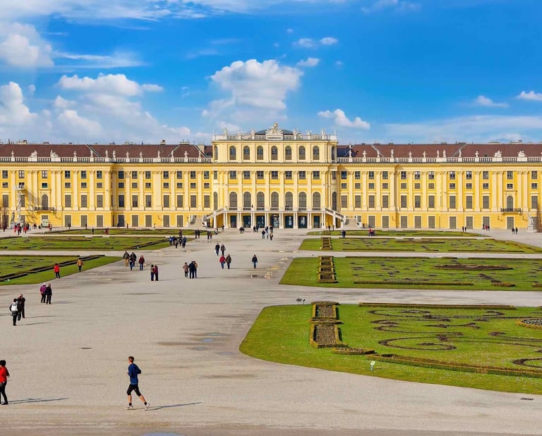 achada principal del Palacio de Schönbrunn, la joya barroca y monumento más visitado que ver en Vien