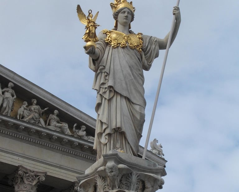 Primer plano de la estatua de mármol de Atenea, diosa de la sabiduría, sosteniendo a Niké