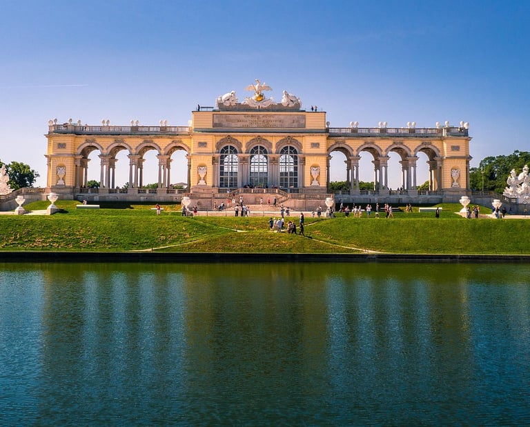 Glorieta del Palacio de Schönbrunn en Viena reflejada en el estanque durante un día soleado