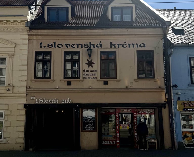 Exterior del Slovak Pub en Bratislava, Eslovaquia, un edificio tradicional con arquitectura