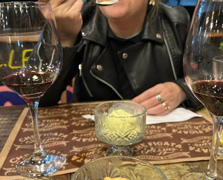 Luciana provando o gelato da casa. Foto: Rafael Carvalho Lima/ Com Limão e Sal