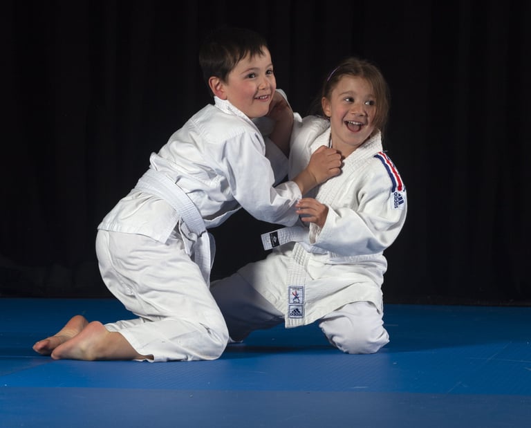 Jeunes judokas en cours de combat au sol sur un tatami