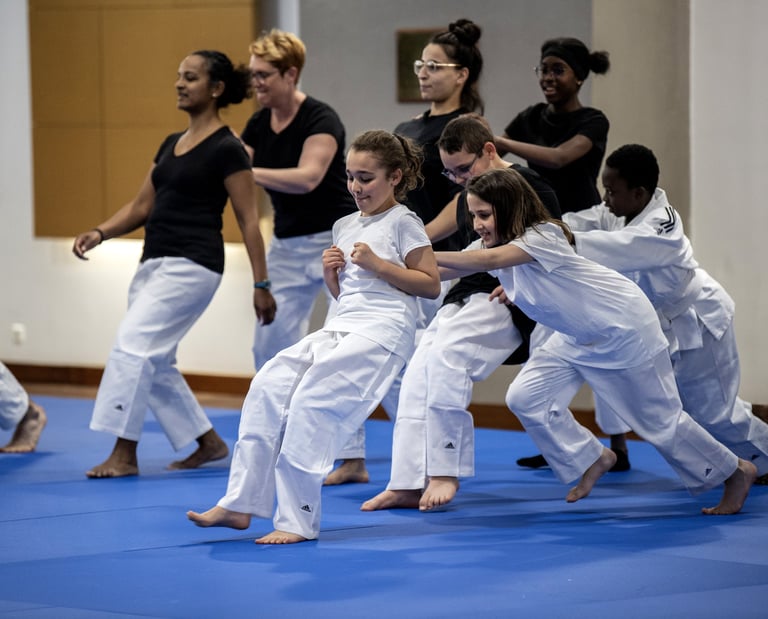 Jeunes judokas pratiquant le Taïso sur un tatami