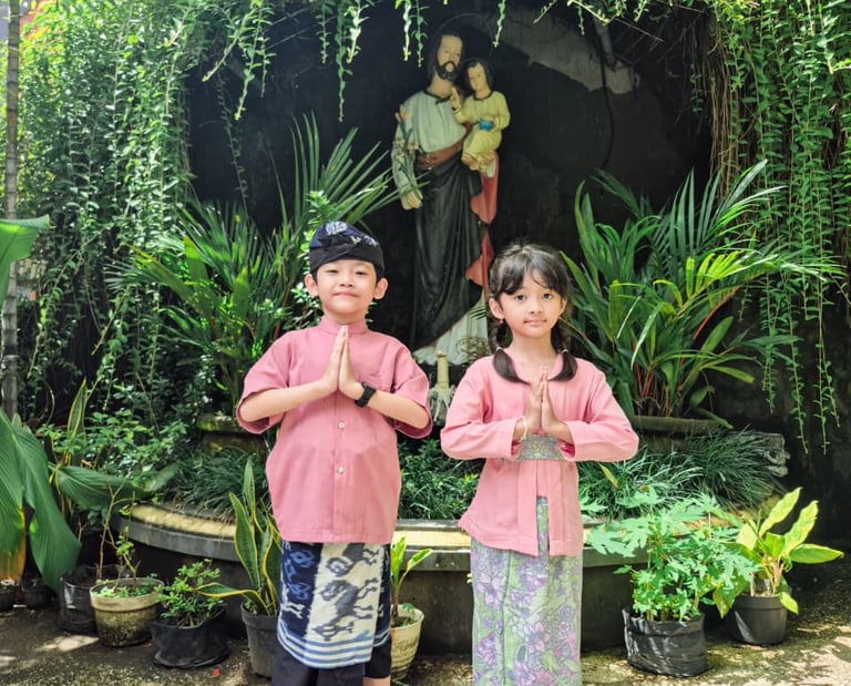 Two children in traditional Balinese clothing.