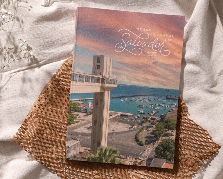 Álbum personalizado de Salvador com imagem do Elevador Lacerda sobre tecido de linho.