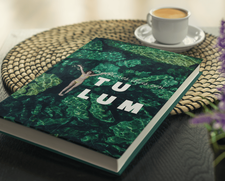 Álbum de viagem de Tulum sobre mesa de centro ao lado de xícara de café.