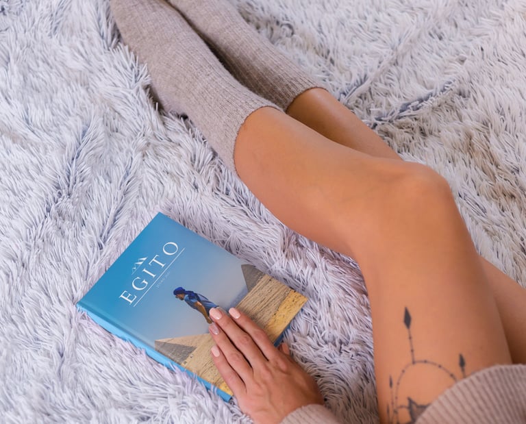 Álbum de viagem do Egito sobre manta felpuda em momento de relaxamento.