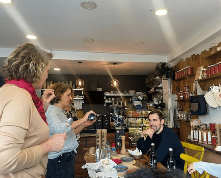 cafe boyacıköyde olimilas zeytinyağlarını deneyimleyen insanlar