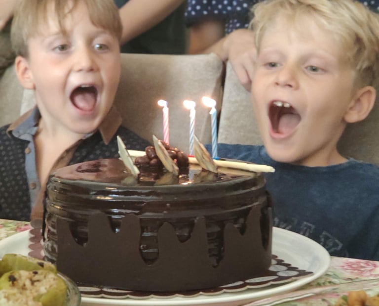 2 çocuk kafe boyacıköyde doğumgünü pastasını üflüyor