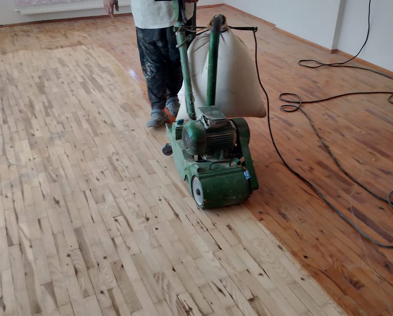 İskele silim ile zemin bakımı  Ahşap parke yenileme iskele silim  İskele sistem profesyonel parke si