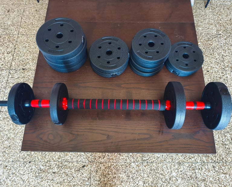 Kit completo de halteres ajustáveis JUPPLIES com todos os discos e punhos organizados numa bancada d