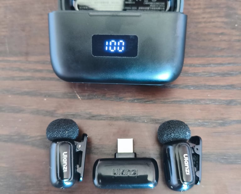 Ulanzi Micro A200 com caixa de carregamento aberta a mostrar bateria a 100% e dois microfones de lap