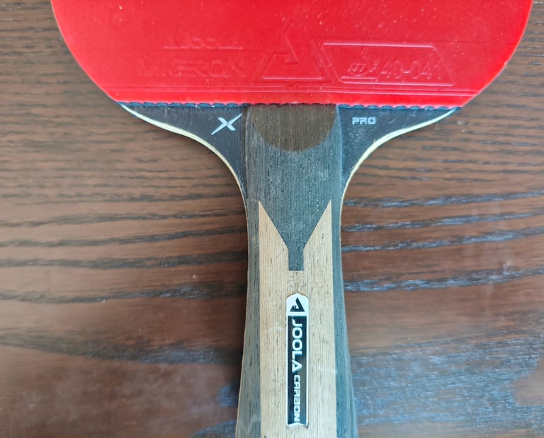 Análise de cabo e tecnologia de carbono na raquete de ténis de mesa JOOLA Carbon X Pro.