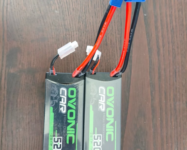 Análise de tamanho e formato stick pack de duas baterias LiPo Ovonic 2S 5200mAh juntas para review.