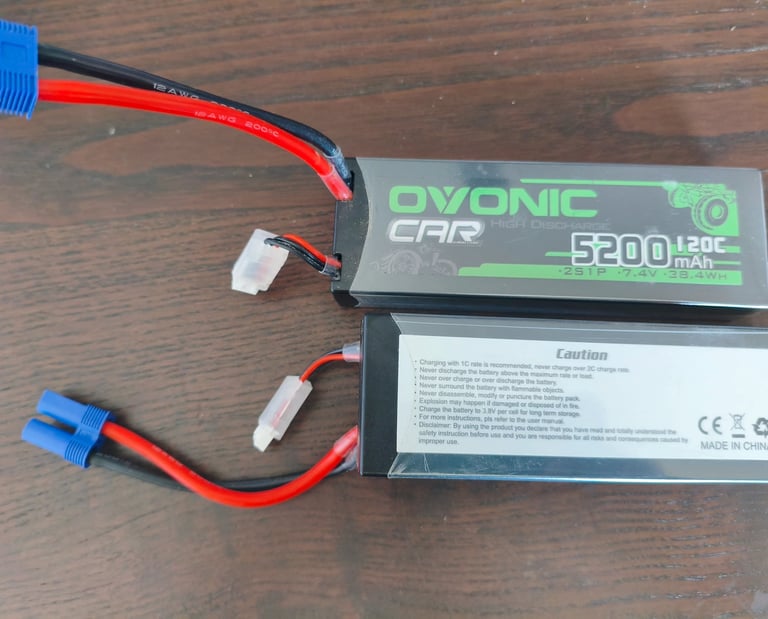 Análise dos cabos e conector EC5 de uma bateria LiPo 3S para carros telecomandados sobre mesa de mad